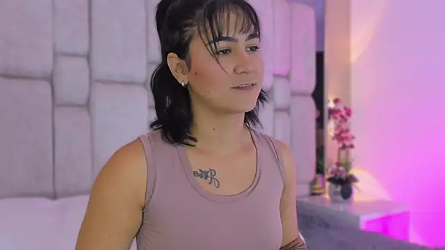 Snapshot of SnakeMuse chatting on 11-30-25, 04:05 SnakeMuse online show from 11-30-25, 04:05