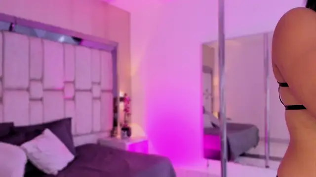 Snapshot of SnakeMuse chatting on 12-04-25, 03:49 SnakeMuse online show from 12-04-25, 03:49