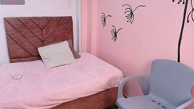 Snapshot of Mellany_Bleak__ chatting on 11-19-25, 07:36 Mellany Bleak online show from 11-19-25, 07:36