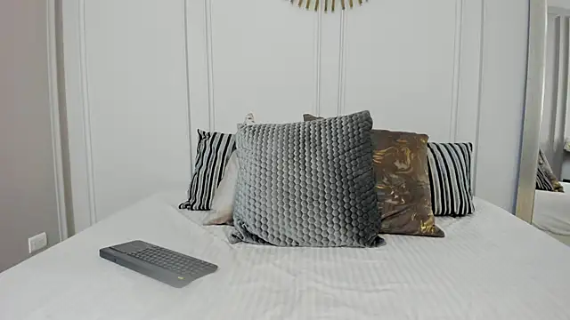 Mia-Kendall online show from 11-29-25, 07:39