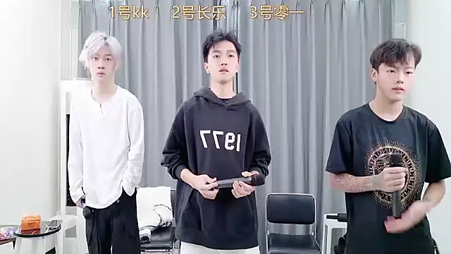 Snapshot of QYBOYS_003 chatting on 11-18-25, 05:01 QYBOYS 003 online show from 11-18-25, 05:01