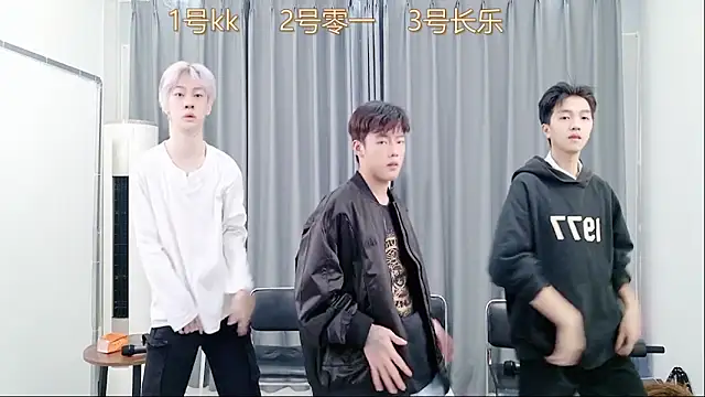 Snapshot of QYBOYS_003 chatting on 11-19-25, 04:23 QYBOYS 003 online show from 11-19-25, 04:23