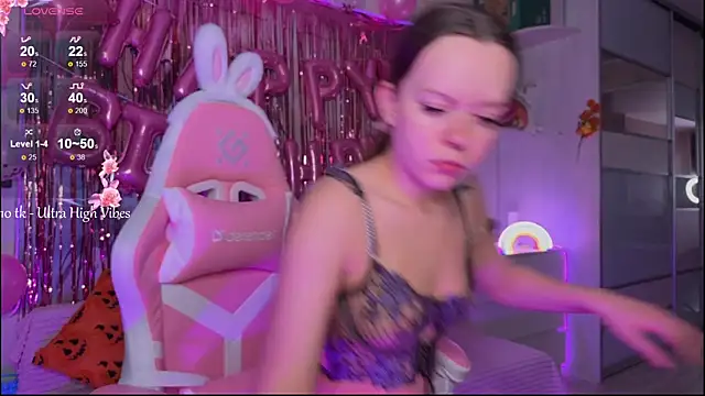 Snapshot of CheekySashaCharm chatting on 12-15-25, 03:33 CheekySashaCharm online show from 12-15-25, 03:33