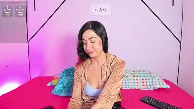 Snapshot of VictoriaRouge_ chatting on 11-25-25, 01:00 VictoriaRouge online show from 11-25-25, 01:00