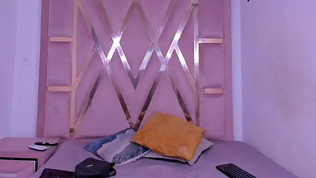 Snapshot of Kymasm chatting on 02-20-26, 01:11 Kymasm online show from 02-20-26, 01:11