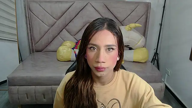 Snapshot of Evy_Luxx_v chatting on 11-19-25, 03:50 Evy Luxx v online show from 11-19-25, 03:50