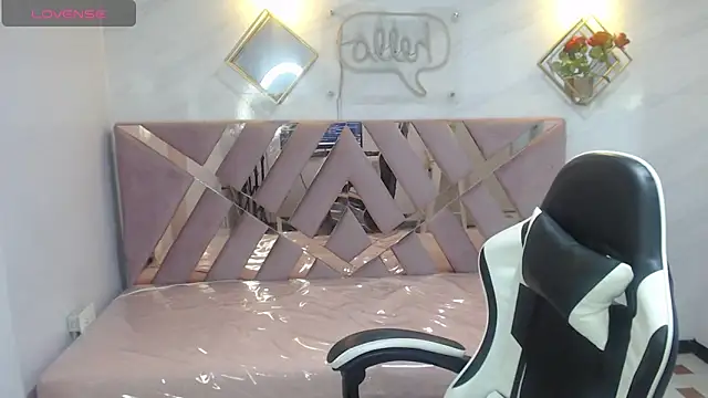 Snapshot of Evy_Luxx_v chatting on 12-15-25, 09:08 Evy Luxx v online show from 12-15-25, 09:08