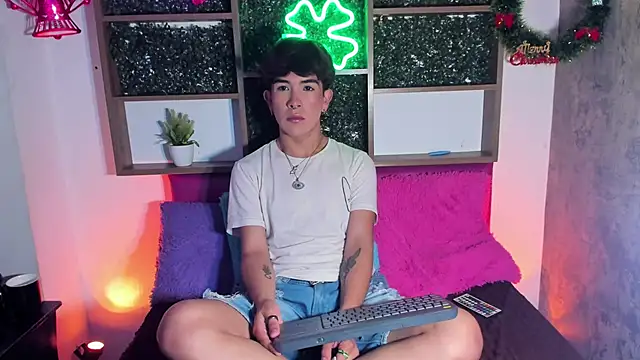 Snapshot of Angeldust19 chatting on 11-19-25, 03:17 Angeldust19 online show from 11-19-25, 03:17