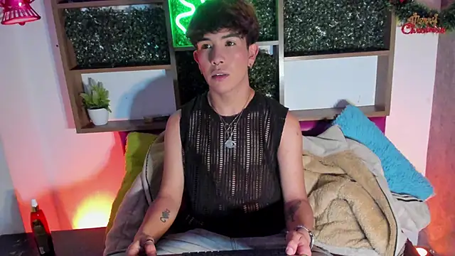 Snapshot of Angeldust19 chatting on 11-20-25, 03:39 Angeldust19 online show from 11-20-25, 03:39