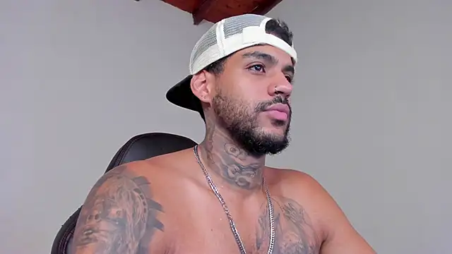 Snapshot of LuigiVitale_1 chatting on 11-30-25, 07:23 LuigiVitale 1 online show from 11-30-25, 07:23