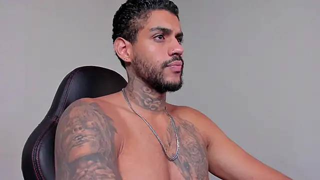 Snapshot of LuigiVitale_1 chatting on 12-01-25, 02:11 LuigiVitale 1 online show from 12-01-25, 02:11