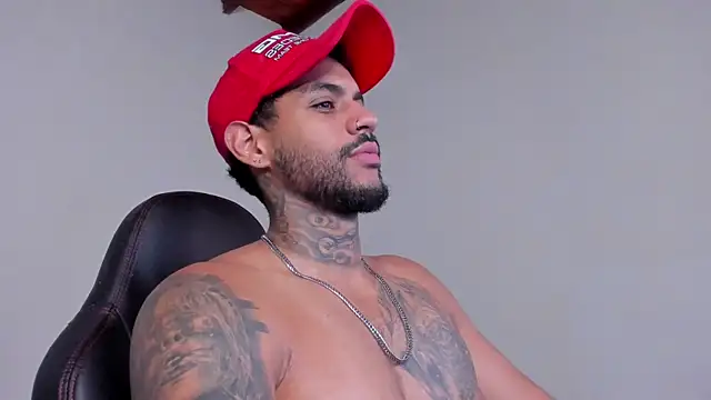 Snapshot of LuigiVitale_1 chatting on 12-05-25, 01:14 LuigiVitale 1 online show from 12-05-25, 01:14