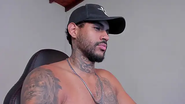 Snapshot of LuigiVitale_1 chatting on 12-15-25, 05:12 LuigiVitale 1 online show from 12-15-25, 05:12