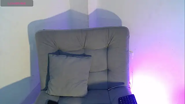 Snapshot of Isabella_Hillss chatting on 12-20-25, 03:02 Isabella Hillss online show from 12-20-25, 03:02