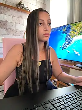 Snapshot of BelleRune chatting on 09-18-25, 01:24 BelleRune online show from 09-18-25, 01:24