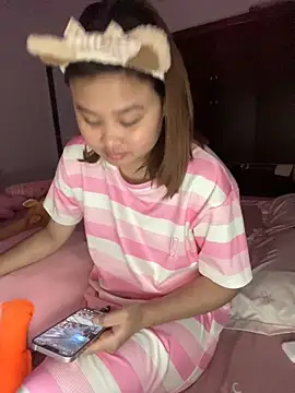 Snapshot of Lina8386 chatting on 12-14-25, 11:37 Lina8386 online show from 12-14-25, 11:37