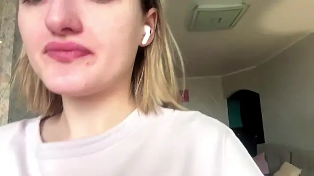 Snapshot of Emily_lyy chatting on 12-02-25, 09:25 Emily lyy online show from 12-02-25, 09:25