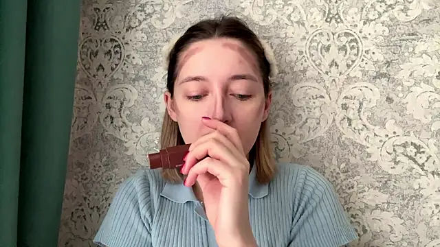 Snapshot of Emily_lyy chatting on 12-15-25, 07:34 Emily lyy online show from 12-15-25, 07:34