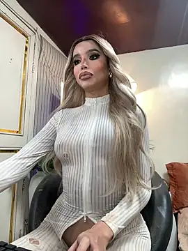 Snapshot of _SandraHornball_ chatting on 12-15-25, 04:00 SandraHornball online show from 12-15-25, 04:00