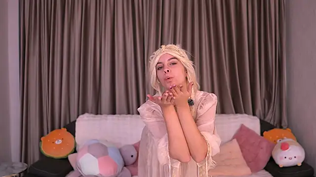 Luna Veyra online show from 11-14-25, 11:13