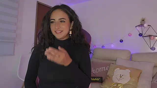 Snapshot of Enola_Holmes_ chatting on 11-29-25, 01:25 Enola Holmes online show from 11-29-25, 01:25