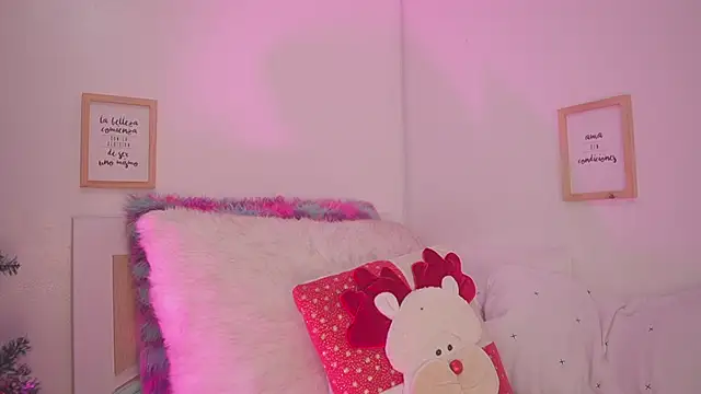 Snapshot of Enola_Holmes_ chatting on 12-14-25, 12:32 Enola Holmes online show from 12-14-25, 12:32