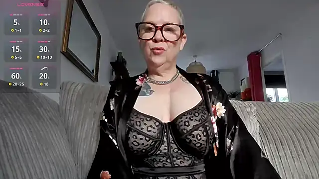 Snapshot of missyb_x chatting on 12-22-25, 10:12 missyb x online show from 12-22-25, 10:12