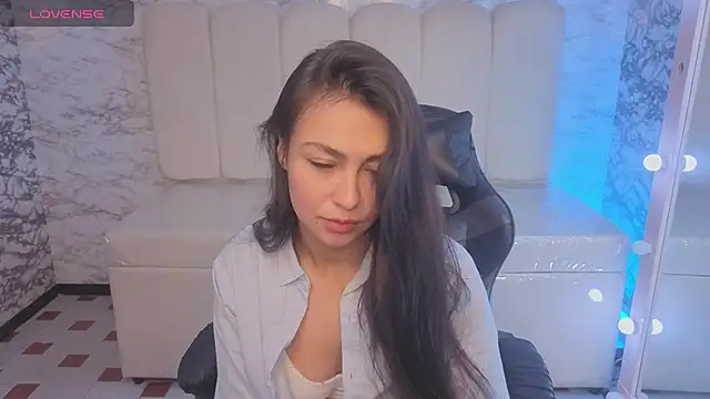 Snapshot of Maleja_v_ chatting on 11-21-25, 01:21 Maleja v online show from 11-21-25, 01:21