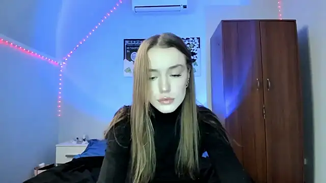 Snapshot of tinyglow chatting on 12-15-25, 02:27 tinyglow online show from 12-15-25, 02:27