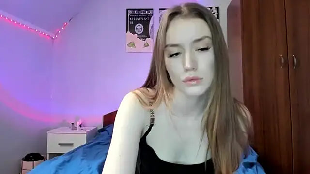 Snapshot of tinyglow chatting on 12-15-25, 07:29 tinyglow online show from 12-15-25, 07:29