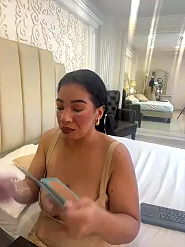 Snapshot of IvannaClaire chatting on 12-17-25, 12:33 IvannaClaire online show from 12-17-25, 12:33