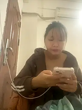 Snapshot of yiyi0316 chatting on 11-21-25, 04:49 yiyi0316 online show from 11-21-25, 04:49