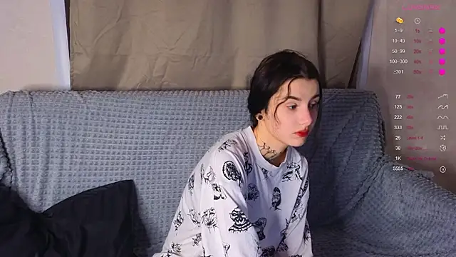 Snapshot of Donna_Hicks chatting on 11-19-25, 02:39 Donna Hicks online show from 11-19-25, 02:39