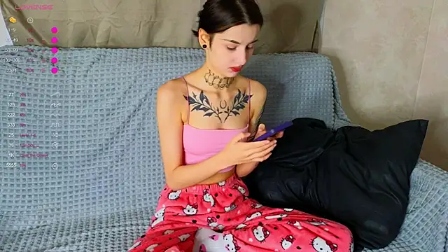 Snapshot of Donna_Hicks chatting on 11-24-25, 02:39 Donna Hicks online show from 11-24-25, 02:39