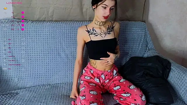 Snapshot of Donna_Hicks chatting on 11-30-25, 02:48 Donna Hicks online show from 11-30-25, 02:48