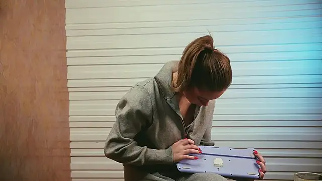 CrystleScozzafava online show from 11-21-25, 06:06