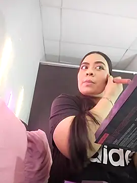 Snapshot of Monserrat_J chatting on 11-30-25, 12:20 Monserrat J online show from 11-30-25, 12:20