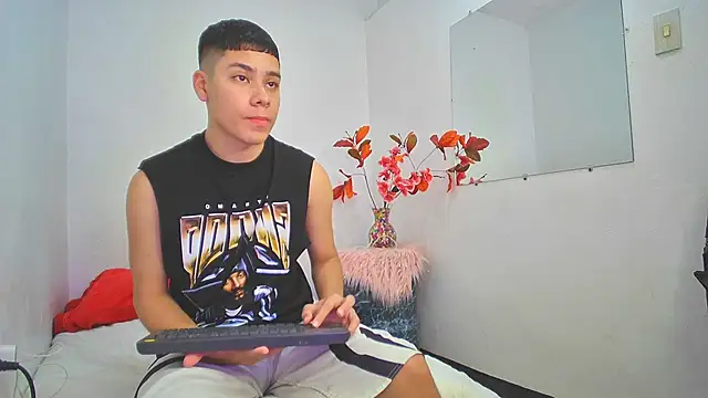 Snapshot of Lucastorrez01 chatting on 11-29-25, 02:25 Lucastorrez01 online show from 11-29-25, 02:25