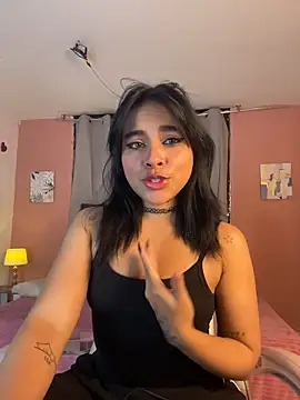 Snapshot of Sophie_wyld chatting on 11-17-25, 11:21 Sophie wyld online show from 11-17-25, 11:21