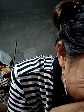 Snapshot of mon1-day chatting on 12-17-25, 12:33 mon1-day online show from 12-17-25, 12:33