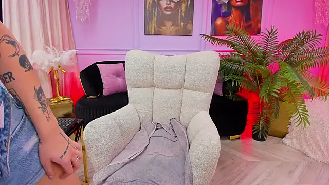 Snapshot of YasminWild chatting on 11-28-25, 04:48 YasminWild online show from 11-28-25, 04:48