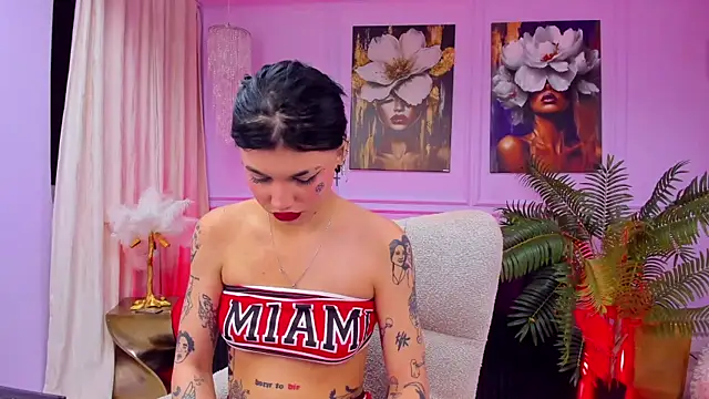 Snapshot of YasminWild chatting on 12-04-25, 04:33 YasminWild online show from 12-04-25, 04:33