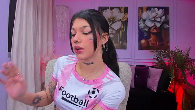 Snapshot of YasminWild chatting on 02-08-26, 04:27 YasminWild online show from 02-08-26, 04:27