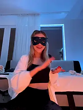 lunababy77 online show from 12-18-25, 04:35