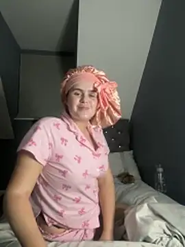 Snapshot of Blonde_Bunny chatting on 02-15-26, 11:45 Blonde Bunny online show from 02-15-26, 11:45