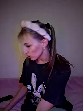 Snapshot of carolinakis_ chatting on 11-18-25, 08:13 carolinakis online show from 11-18-25, 08:13