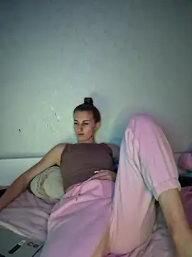 Snapshot of carolinakis_ chatting on 12-16-25, 08:25 carolinakis online show from 12-16-25, 08:25