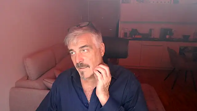 Snapshot of Buidapest chatting on 12-18-25, 09:32 Buidapest online show from 12-18-25, 09:32