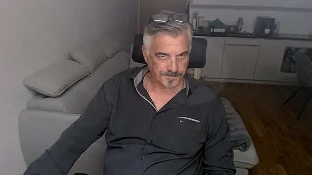 Snapshot of Buidapest chatting on 01-08-26, 02:36 Buidapest online show from 01-08-26, 02:36