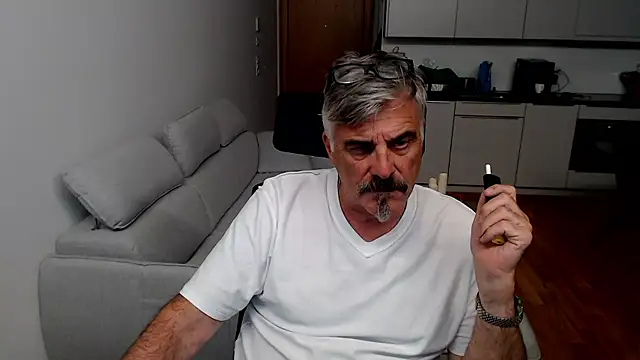 Snapshot of Buidapest chatting on 01-16-26, 12:03 Buidapest online show from 01-16-26, 12:03